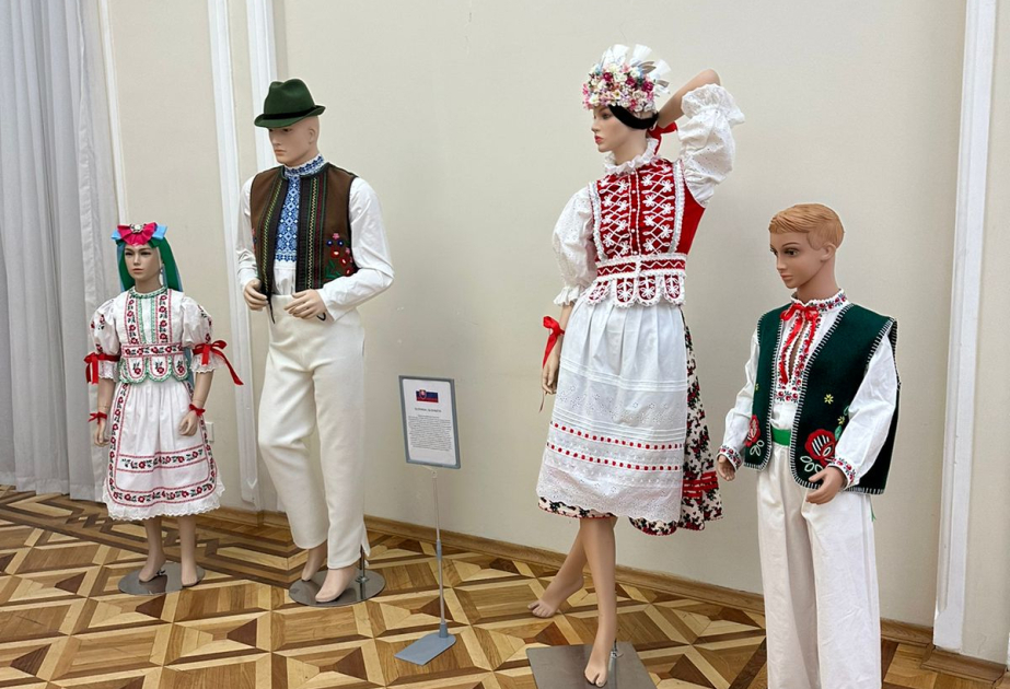 En Bakú se celebró una exposición de trajes nacionales europeos