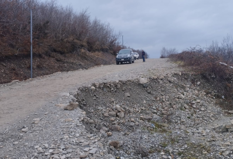 即将对沙马基发生塌方的道路进行修复