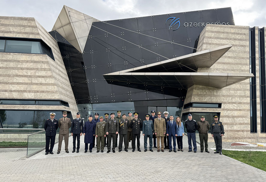 Des attachés militaires visitent l’Azerkosmos