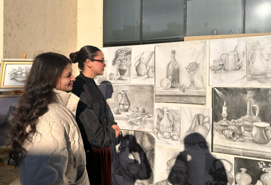 Marneulidə gənc rəssamların “Ağ və qaranın harmoniyası” adlı sərgisi açılıb