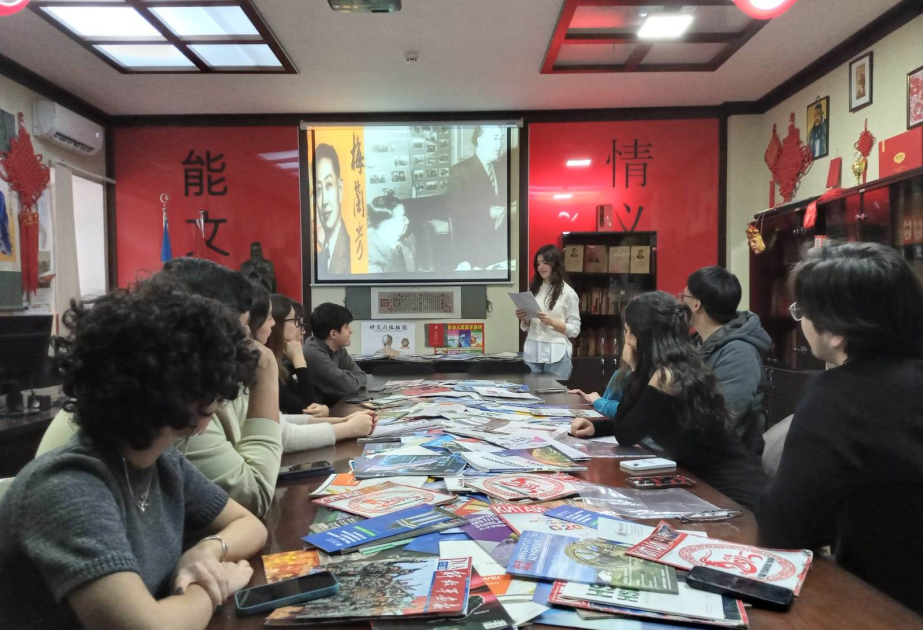 阿塞拜疆语言大学孔子学院举办“中国文化瑰宝——京剧”专题讲座