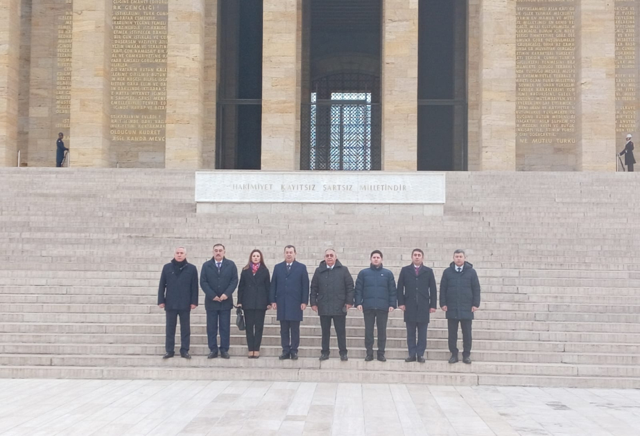 Azərbaycan Milli Məclisinin nümayəndə heyəti Ankarada Atatürkün məqbərəsini və Heydər Əliyev parkını ziyarət edib