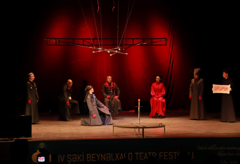 Şəki festivalında Qazaxıstan teatrı tamaşaçılara Bəxtiyar Vahabzadənin əsərini təqdim edib