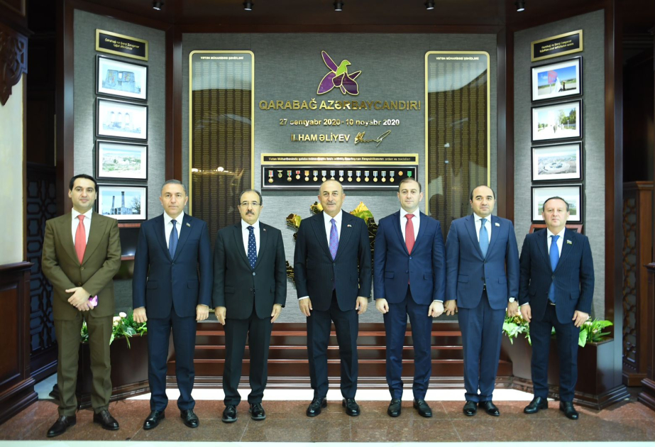 Ehemaliger türkischer Außenminister Mevlüt Çavuşoğlu besucht aserbaidschanisches Parlament