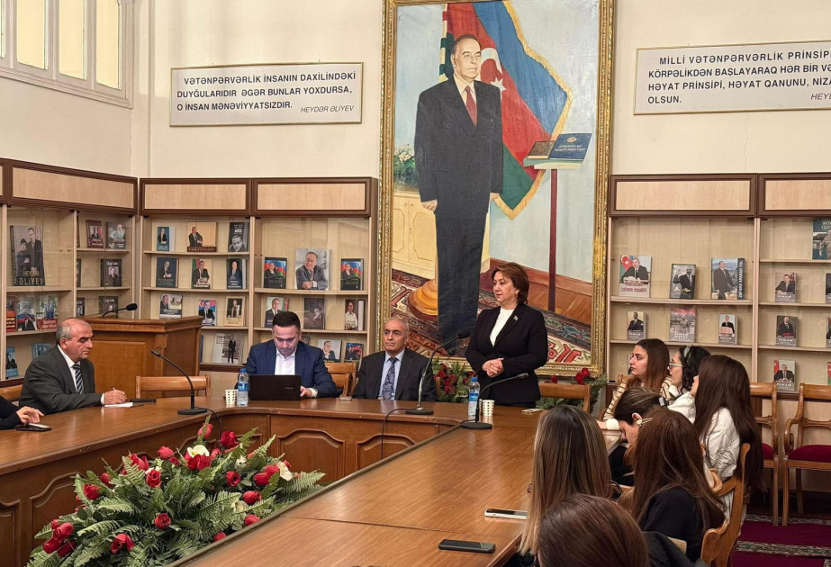 Magistrantlarla müasir təhsil və elmi idarəetmə məsələləri barədə müzakirə aparılıb