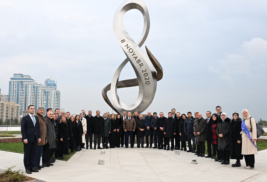 Les participants de la conférence parlementaire internationale visitent le Parc de la Victoire