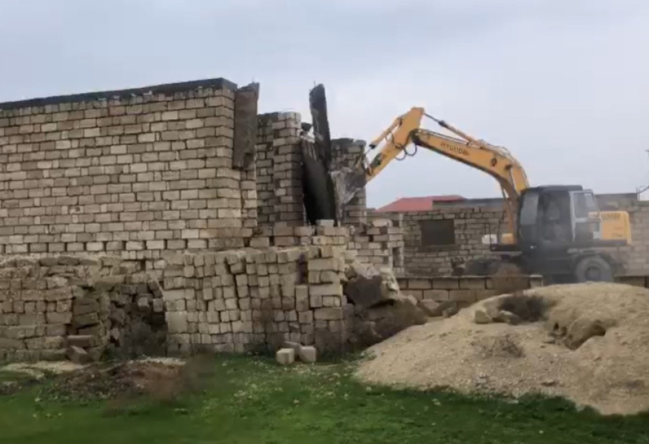 Suraxanı rayonunda qanunsuz inşa olunan tikililər sökülüb VİDEO