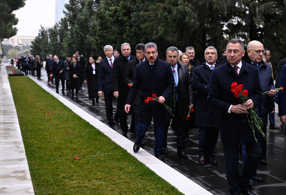 Les participants à la conférence parlementaire visitent l’Allée des Martyrs et le mémorial aux soldats turcs à Bakou