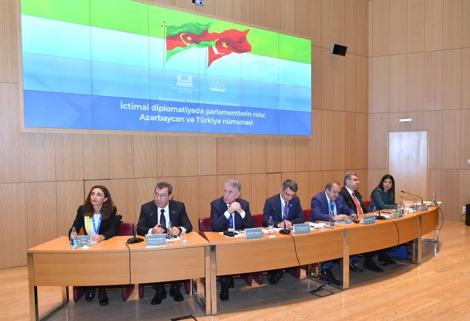 Se celebra una mesa redonda internacional sobre "El papel de los parlamentos en la diplomacia pública: el ejemplo de Azerbaiyán y Türkiye"