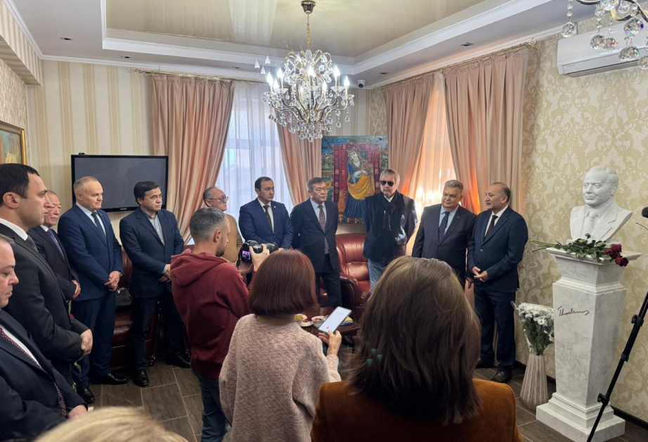 Büste von Heydar Aliyev in der Botschaft Aserbaidschans in Kirgisistan enthüllt