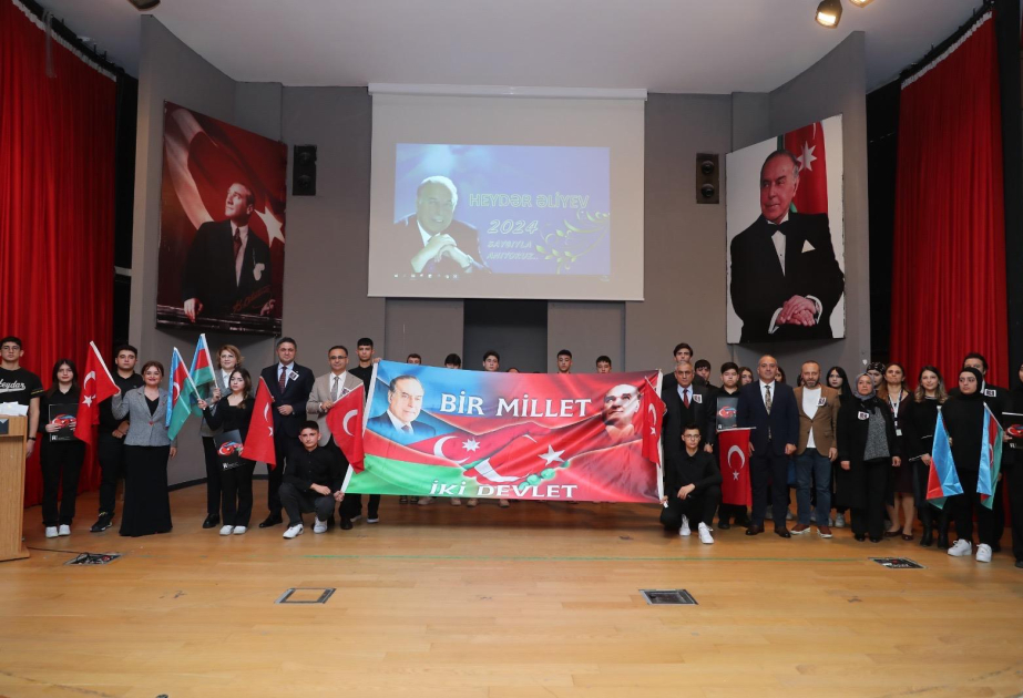 İzmirdəki “Heydər Əliyev” məktəbində Ulu Öndərin xatirəsi anılıb