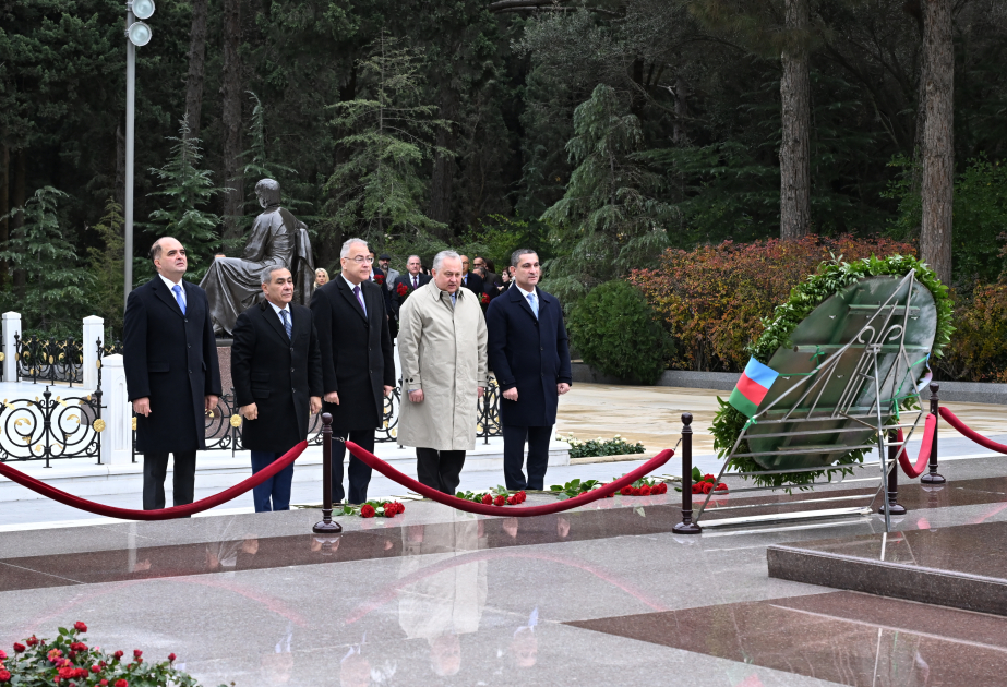 Teilnehmer der internationalen wissenschaftlichen Konferenz ehren Andenken von Nationalleader Heydar Aliyev