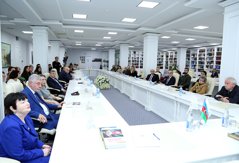 “Heydər Əliyevin böyük siyasət yolu” monoqrafiyasının təqdimat mərasimi keçirilib