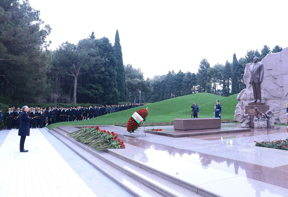 Baş Prokurorluğun əməkdaşları anım günü ilə bağlı Fəxri xiyabanı ziyarət edib