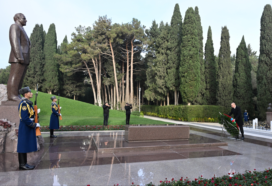 Le président de la République et la première dame se recueillent devant la tombe du Leader national Heydar Aliyev VIDEO