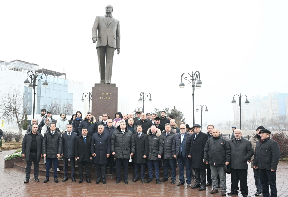 Азербайджанская делегация посетила памятник общенациональному лидеру в Астрахани