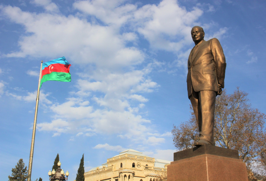 Ümummilli Lider Heydər Əliyevin xatirəsi Gəncədə də ehtiramla anılır