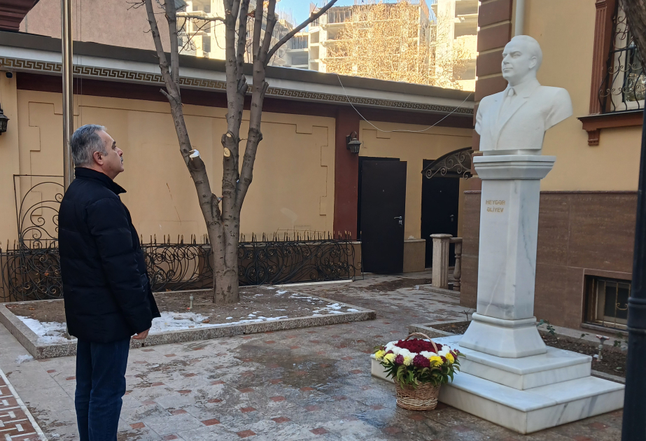 В Таджикистане состоялась церемония почтения памяти великого лидера Гейдара Алиева