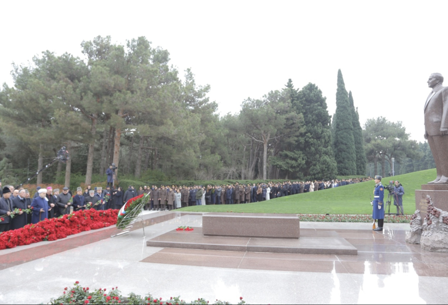Azərbaycandakı dini konfessiyaların rəhbərləri Ümummilli Liderin məzarını ziyarət ediblər