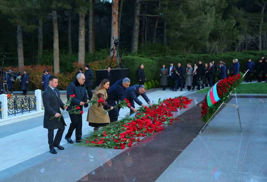 QHT-lərə Dövlət Dəstəyi Agentliyinin kollektivi Ümummilli Liderin məzarını ziyarət edib