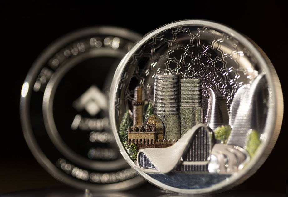 ЗАО AzerGold выпустило уникальную серебряную монету, посвященную Баку