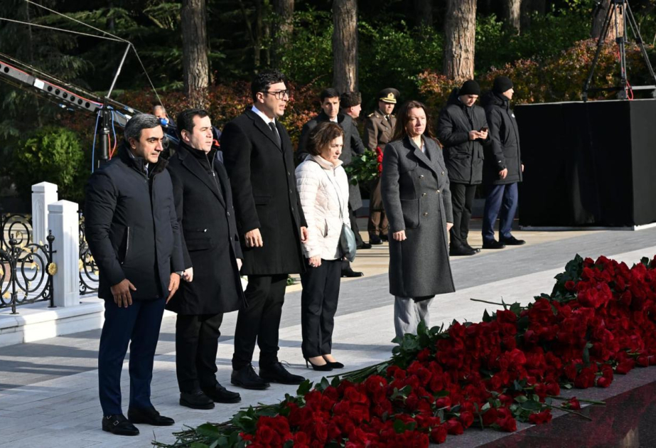 Gənclər və İdman Nazirliyinin rəhbərliyi Ulu Öndərin məzarını ziyarət edib