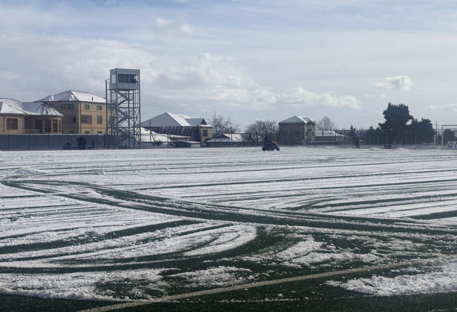 Şamaxı şəhər stadionu qardan təmizlənir, oyun təxirə salınmayacaq -  FOTO