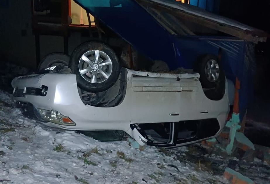 Qubada avtomobil dərəyə aşıb, ölən və yaralananlar var