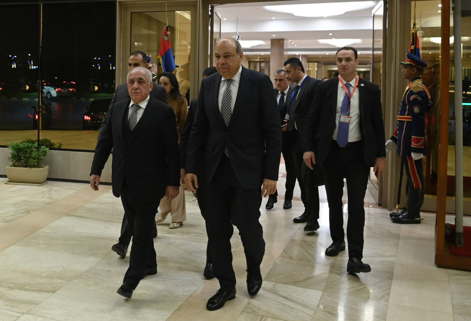 Premierminister Ali Asadov zu Arbeitsbesuch in Ägypten eingetroffen