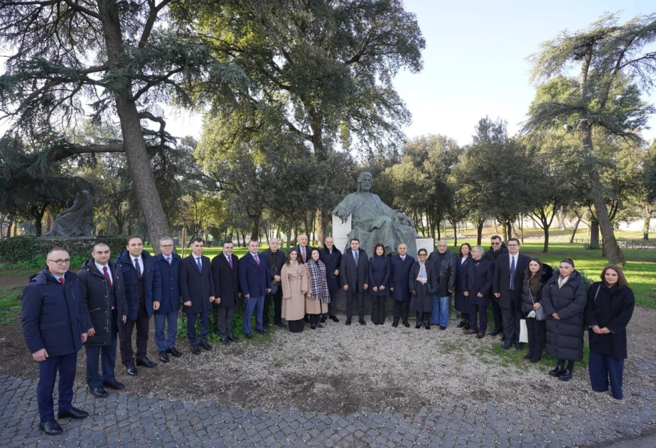 Delegación azerbaiyana visita el monumento a Nizami Ganjavi en Roma