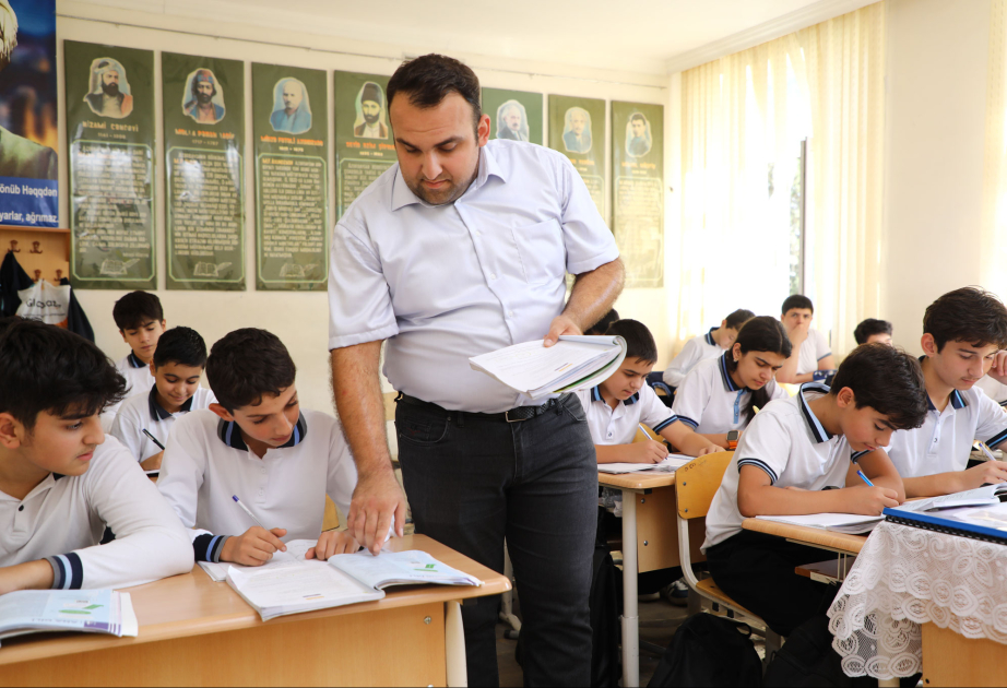 Paytaxt məktəblərində çalışan müəllimlərin orta aylıq əməkhaqqı açıqlanıb
