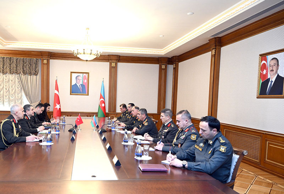 وزير الدفاع الأذربيجاني يلتقي قائد القوات البرية التركية مع الوفد المرافق له