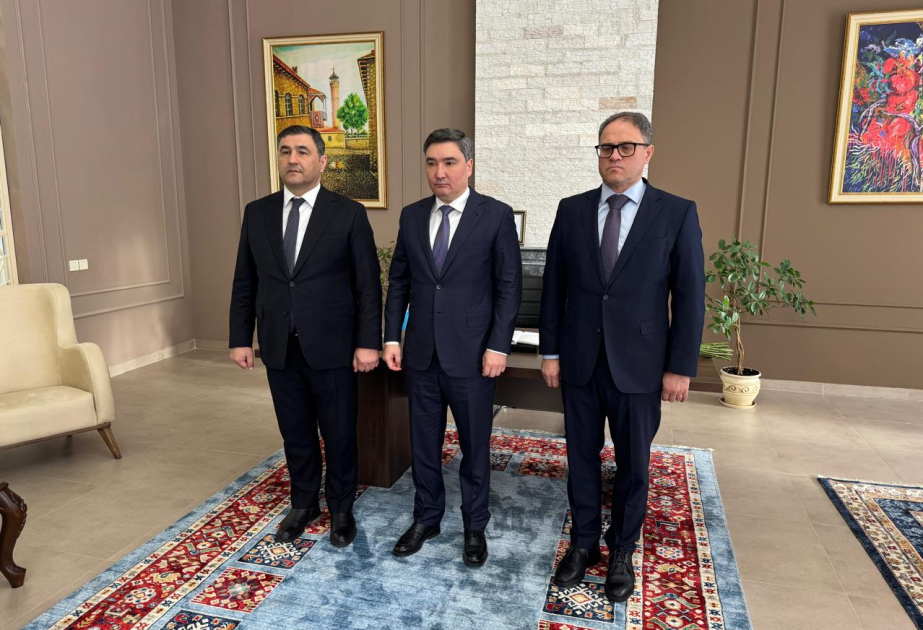 El Primer Ministro de Kazajistán visitó la Embajada de Azerbaiyán en relación con el accidente de avión en Aktau