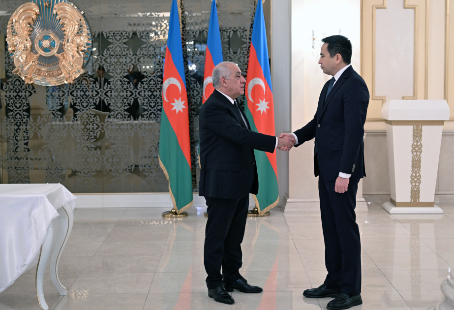 Le Premier ministre azerbaïdjanais rend visite à l’ambassade du Kazakhstan à Bakou