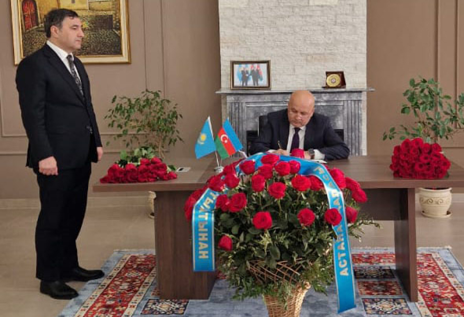 В посольстве Азербайджана в Астане продолжают принимать соболезнования в связи с авиакатастрофой