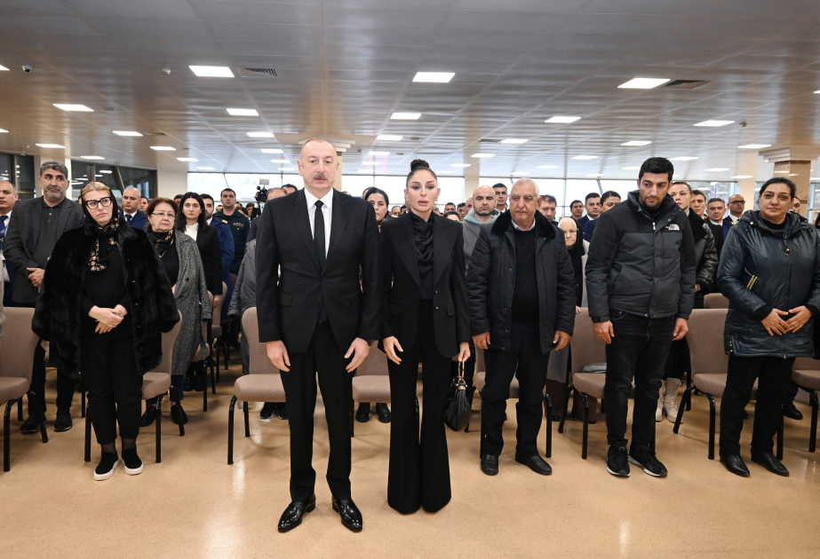 El Presidente Ilham Aliyev participó en la ceremonia de despedida de los tripulantes fallecidos en el accidente aéreo