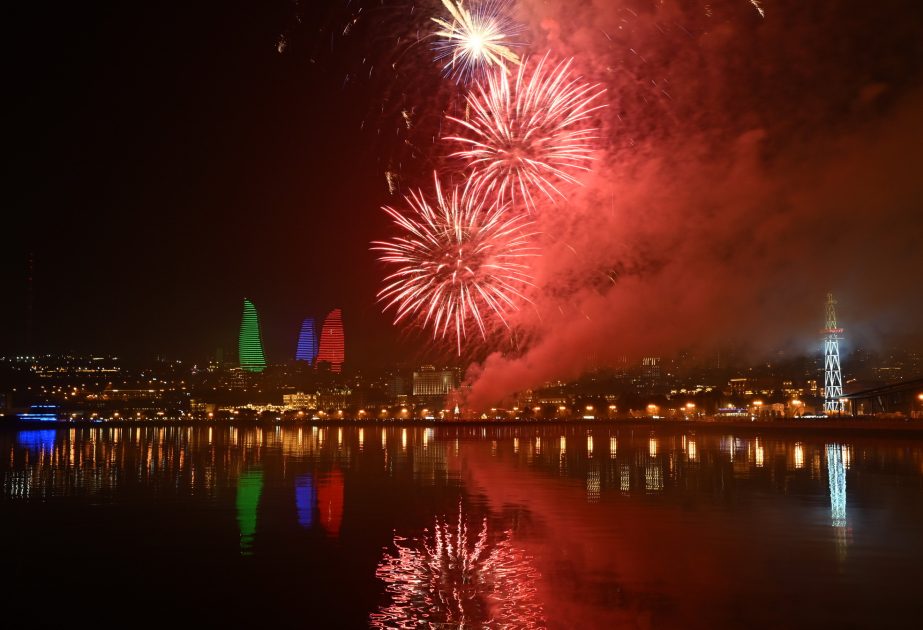 Azerbaiyán, que ha restablecido plenamente la soberanía del Estado, dio la bienvenida al Año Nuevo con grandiosos fuegos artificiales de la Victoria