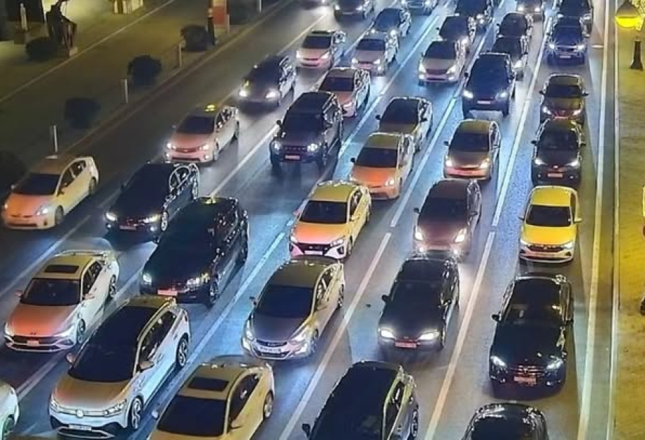 Bakının bir sıra küçə və prospektlərində sıxlıq müşahidə olunur