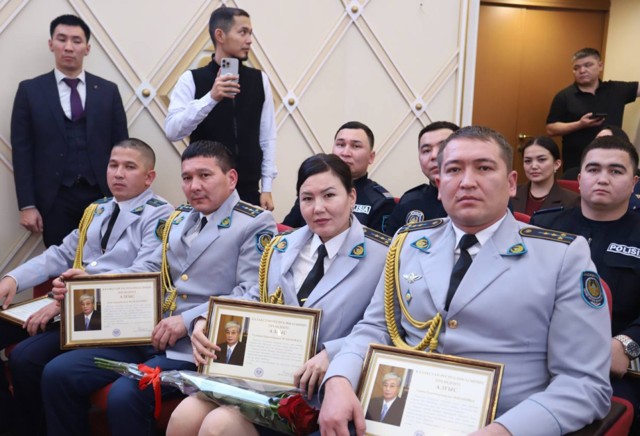 En Kazajistán premiaron a los participantes de la operación de rescate tras el accidente aéreo cerca de Aktau