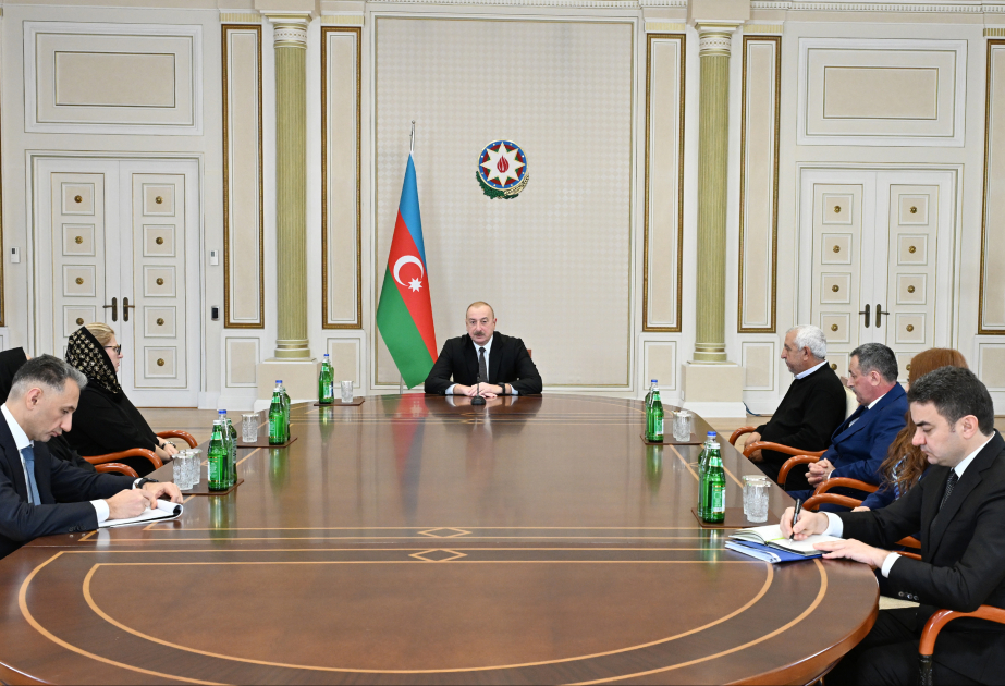 Präsident Ilham Aliyev trifft sich mit Familienmitgliedern der beim Flugzeugabsturz ums Leben gekommenen Besatzungsmitglieder und überlebenden Flugbegleitern AKTUALISIERT VIDEO
