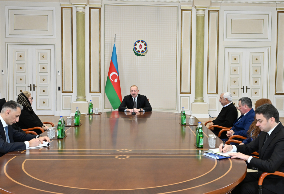 El Presidente de Azerbaiyán se reúne con los familiares de la tripulación que falleció en el accidente aéreo y con los auxiliares de vuelo supervivientes  ACTUALIZADO