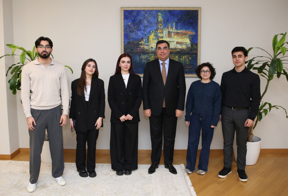 Rektor İspaniyada təhsil alacaq tələbələrlə görüşüb