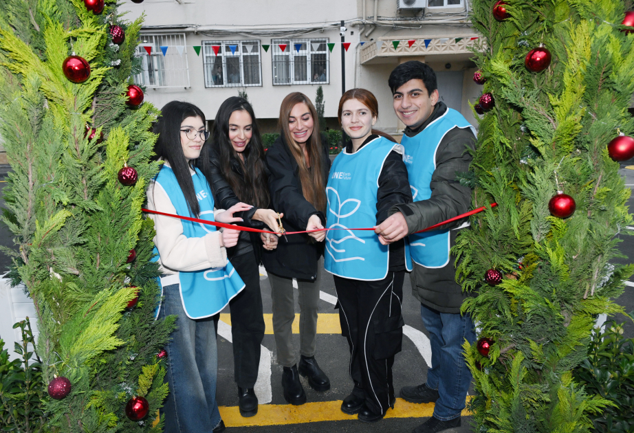 Los otros patios renovados en Bakú se entregaron a los residentes para su uso