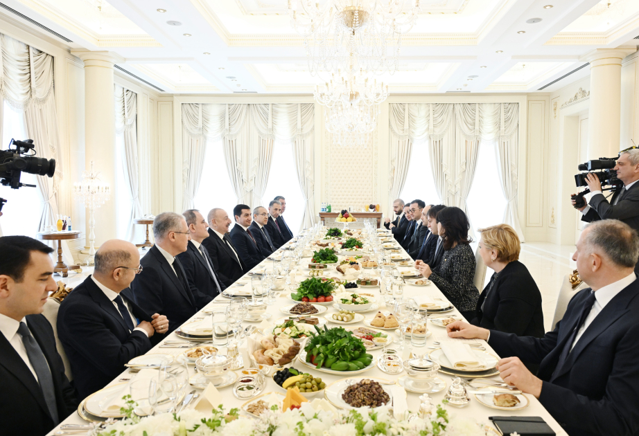 Le président Aliyev et le Premier ministre Kobakhidze se réunissent avec la participation des deux délégations autour d’un déjeuner VIDEO