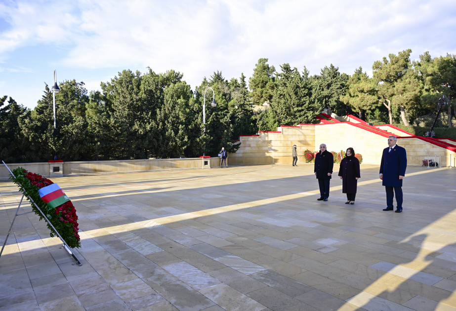 Los funcionarios estatales y gubernamentales rinden homenaje en el Callejón de los Mártires