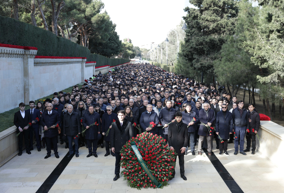 Bakı Dövlət Universitetinin kollektivi Şəhidlər xiyabanını ziyarət edib