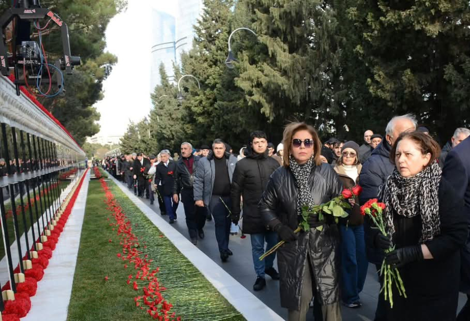 Ailə, Qadın və Uşaq Problemləri üzrə Dövlət Komitəsinin kollektivi Şəhidlər xiyabanını ziyarət edib