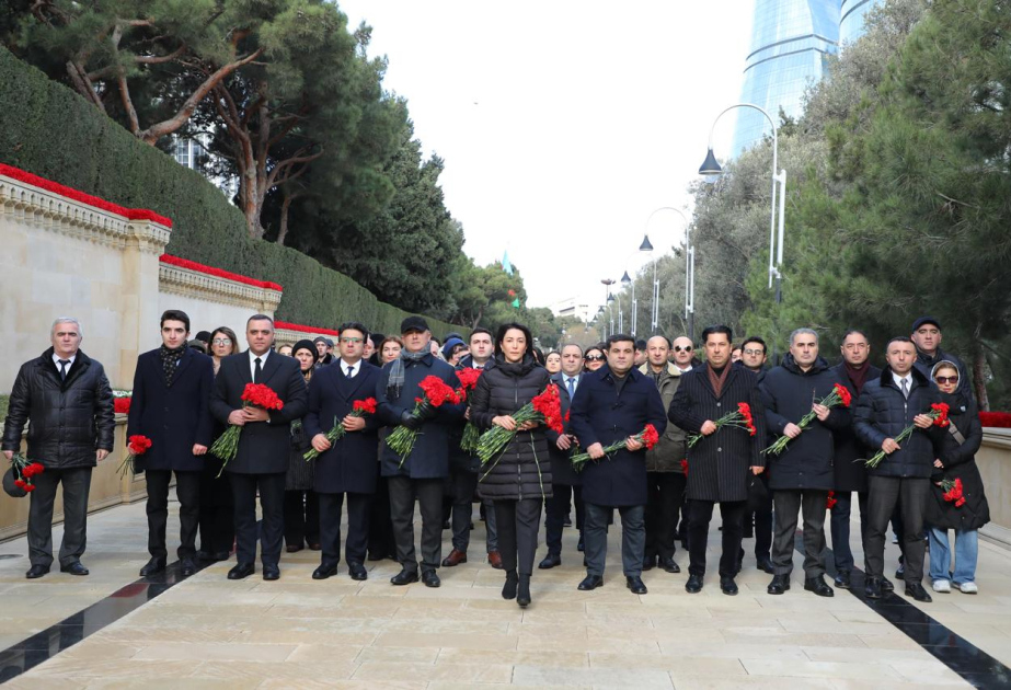Ombudsman Aparatının kollektivi Şəhidlər xiyabanını ziyarət edib