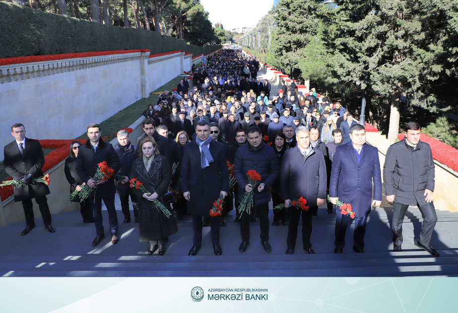 Mərkəzi Bankın rəhbər heyəti Şəhidlər xiyabanını ziyarət edib