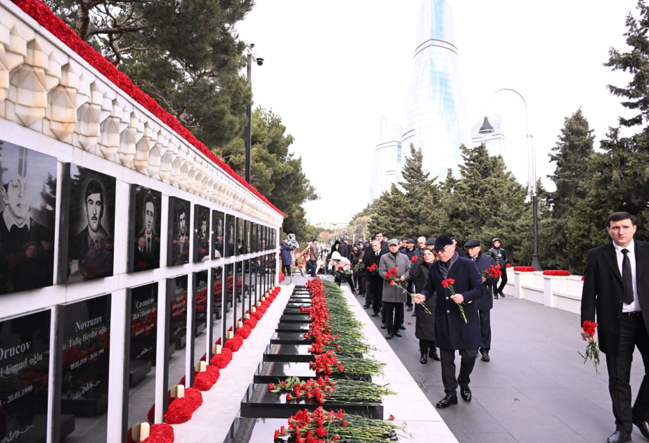 Konstitusiya Məhkəməsinin kollektivi Şəhidlər xiyabanını ziyarət edib